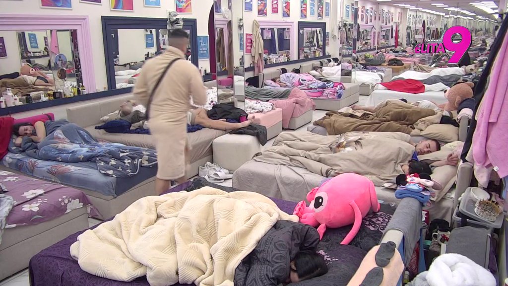 NIKO NE MRDA! Božićne pesme deluju na učesnike kao USPAVANKE, niko ne diže glavu! (VIDEO)