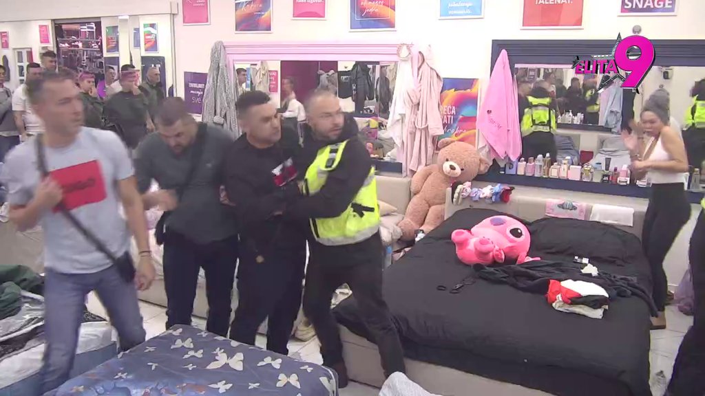 Bora Santana demolira spavaću sobu: Razvalio krevet Bebice i Teodore, pljušte nikad gnusnije psovke na sve strane! (VIDEO)