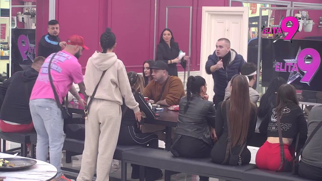 Brutalna vređalica aktivirana: Bukti nikad žešći karambol Anite i Aneli, pale nikad teže optužbe i prozivke! (VIDEO)