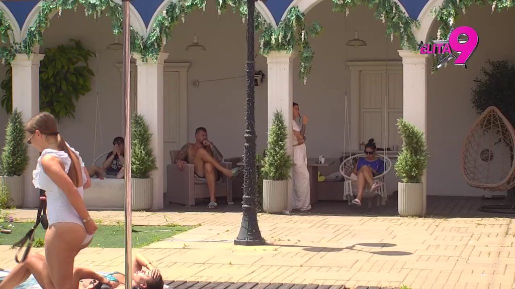 KUPAĆI KAO U LUDNICI: Janjuš i Ivan pune baterije gledajući učesnice, pa komentarišu njihove odevne kombinacije, ne štede ih! (VIDEO)