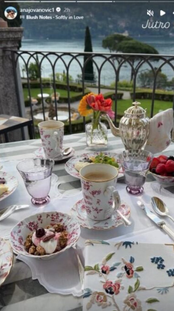 Za noć u hotelu daje skoro ŠEST HILJADA EVRA: Supruga našeg pevača uživa u luksuzu, doručak na terasi, a pogled oduzima dah