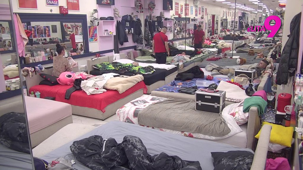 Bebica na korak da popije pedalu! Teodora gubi kontrolu, priznala da želi da se vrati na žurku gde je Đukić! (VIDEO)