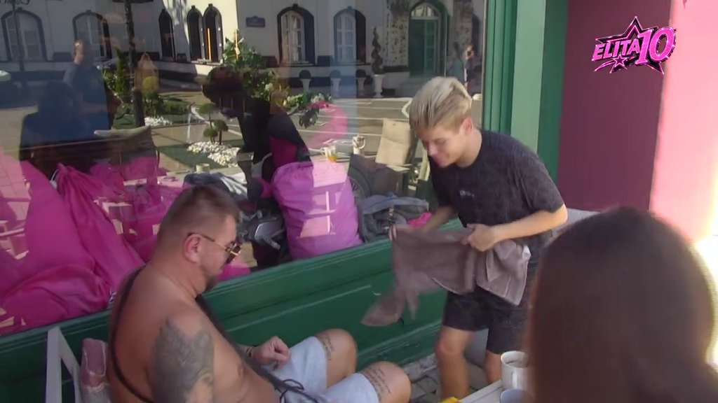 Janjuš u salonu kod Uroša i Sanje! Odradili mu profesionalni pedikir i negu peta, oprali mu noge u bazenu, pa NALAKIRALI NOKTE (VIDEO)