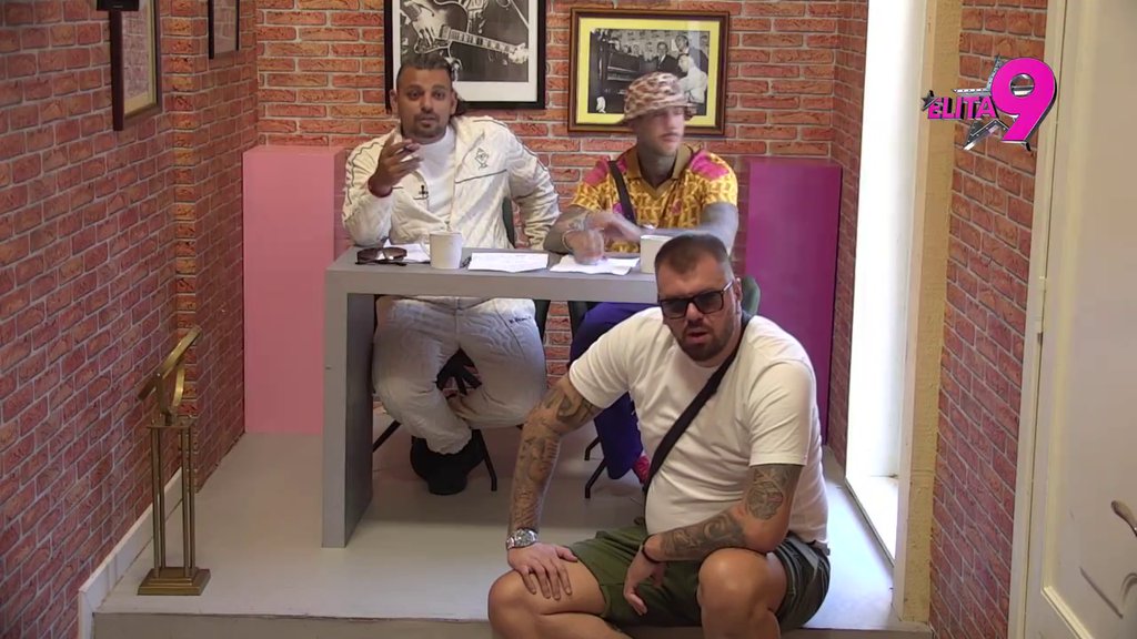 Totalni hit: Janjuš uči Murata da psuje devojku koja ga je prevarila! (VIDEO)