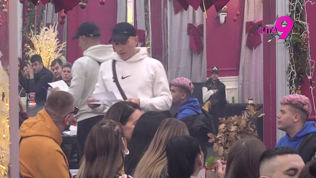 Diploma sa Sorbone pala u vodu: Advokatica ne zna ko je izmislio sijalicu, cimeri jedva dočekali da joj se ismeju u facu, a njih trojica POKIDALI (VIDEO)