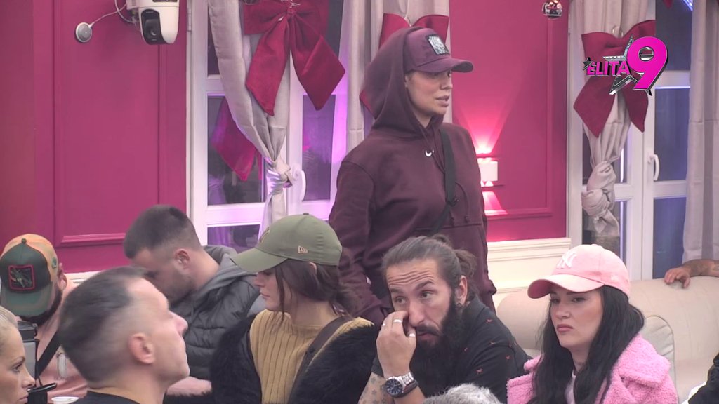 Folirant, smeje se kao cavica: Maja indirektno priznala da se Đukiću sviđa ona, zbog Anite rešila da se skloni iz cele priče! (VIDEO)