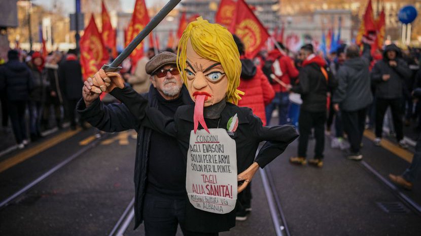 HAOS NA PROTESTIMA U ITALIJI: Zapaljena lutka sa likom Đorđe Meloni, ljudi se raduju i aplaudiraju