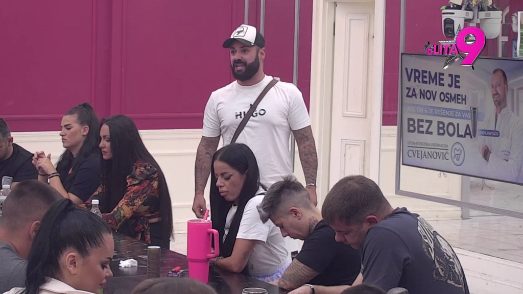 GLEDA U NJU DOK PEVA TUŽNE PESME! Dačo skinuo masku Luki Vujoviću, pa m poručio: Nemoj više da te zanima Aneli (VIDEO)