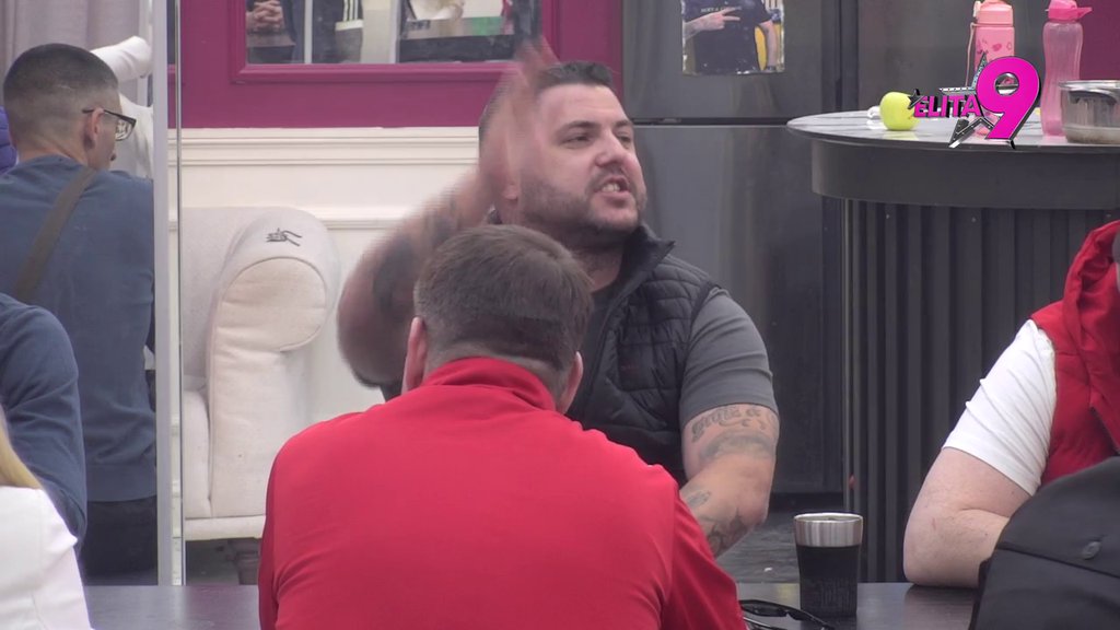 Više ne zna gde udara! Anđelo postavio Kačavendu na svoje mesto, ona počela da preti tužbama, a evo i zbog čega! (VIDEO)