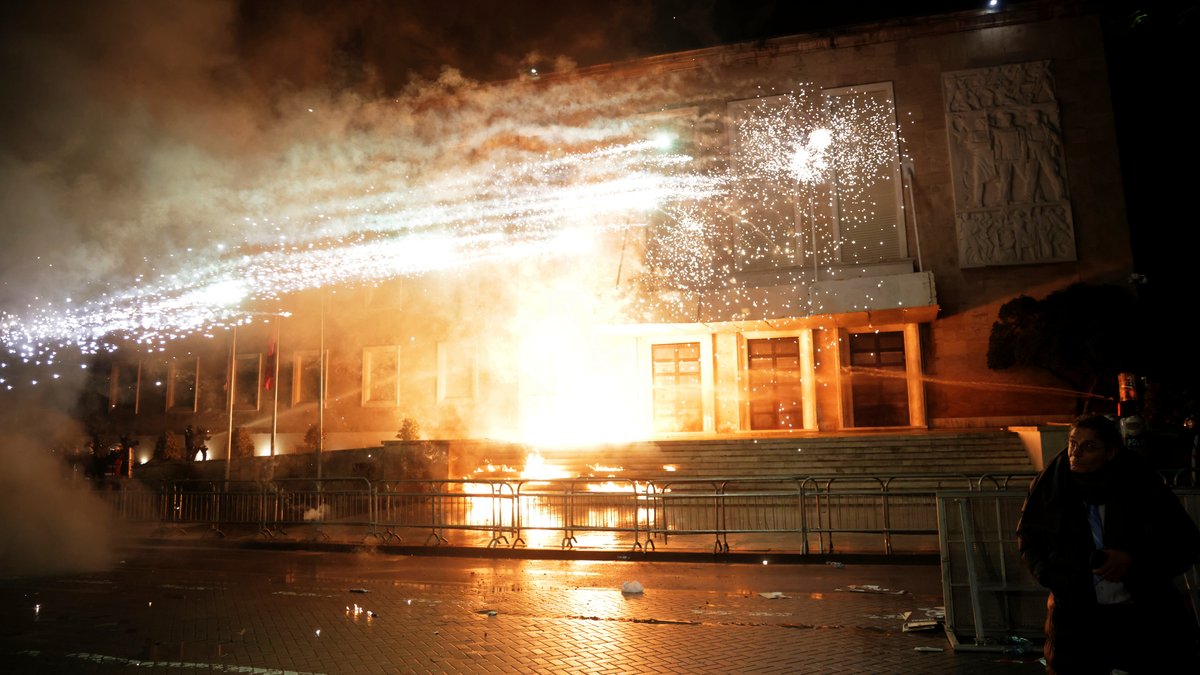 Demonstranti u Tirani kamenicama na policiju: Ona odgovorila šok-bombama, vodenim topom