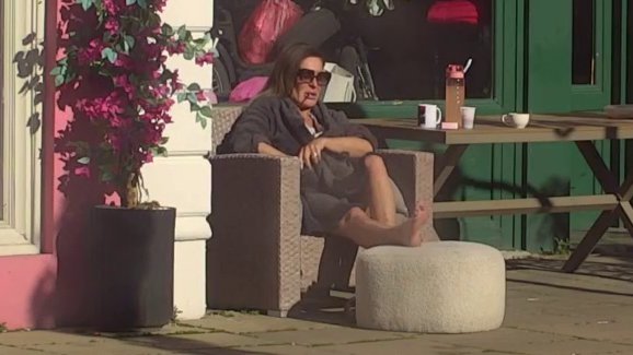 Limunada, kafica i uživanje u suncu: Kačavenda rešila da se mane svih loših navika! (VIDEO)