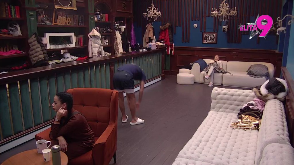 TRI PUTA MLAĐI MOGU DA MU ZAVIDE! Mića kao čigra, dok ostali dremaju, evo šta on radi! (VIDEO)