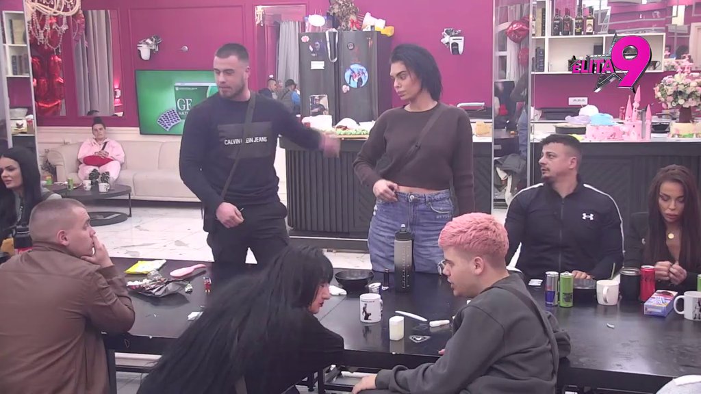 UBIJAŠ JOJ PSIHU: Dragana zarežala na Viktora zbog Mine, učesnici MAHOM tvrde da joj je u potpunosti srozao samopouzdanje! (VIDEO)