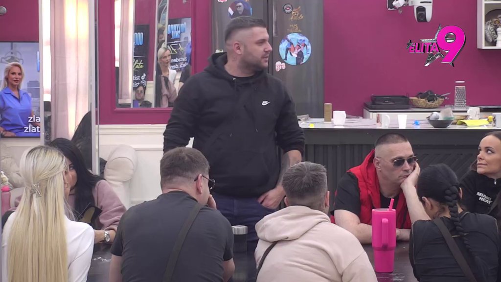 Kao žena koja isteruje muža iz kafane! Maja ODLEPILA za Asminom, napravila mu ljubomornu scenu, svi je provalili! (VIDEO)