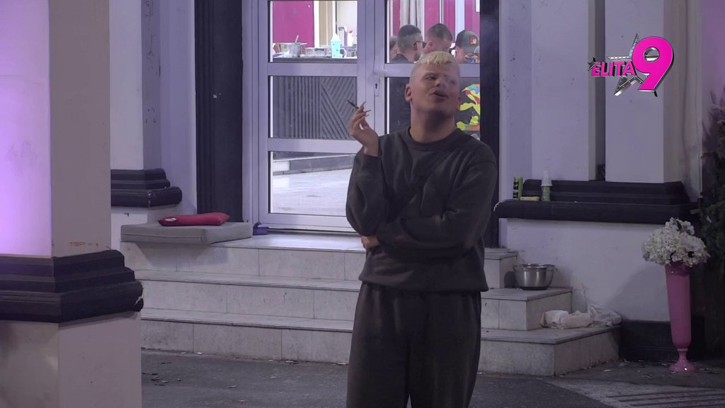 Ovo je čekao sedam meseci! Uroš puši cigaru sa velikim uživanjem dok gleda Sofijin sunovrat, dočekao svojih pet minuta (VIDEO)