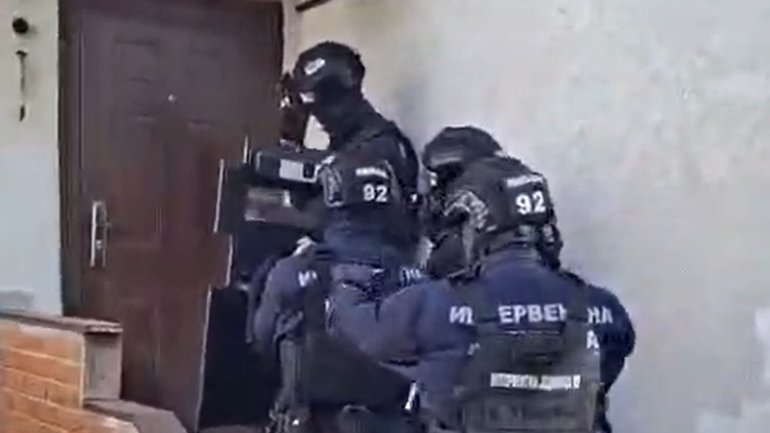 Ultradesničar uhapšen zbog pripremanja i organizovanja nasilnih obračuna na izborni dan: Nazivao ih 'pripremama za rat'! (VIDEO)