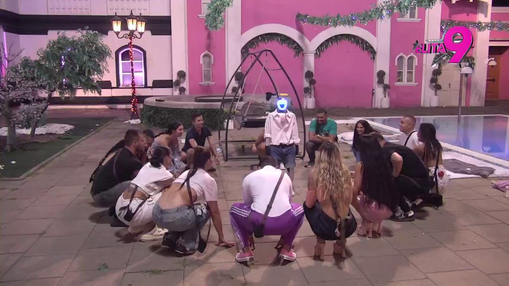 IZMEĐU DVE VATRE: Aneli drži za ruku svoju najveću ljubav, a tik do nje, u čvrstom stisku drži muškarca kog pokušava da osvoji! (VIDEO)