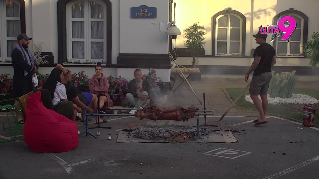 Terza i ove godine dominira: Pokazao takmičarima kako se peče prase, Sofiju ovo sigurno ne zanima! (VIDEO)
