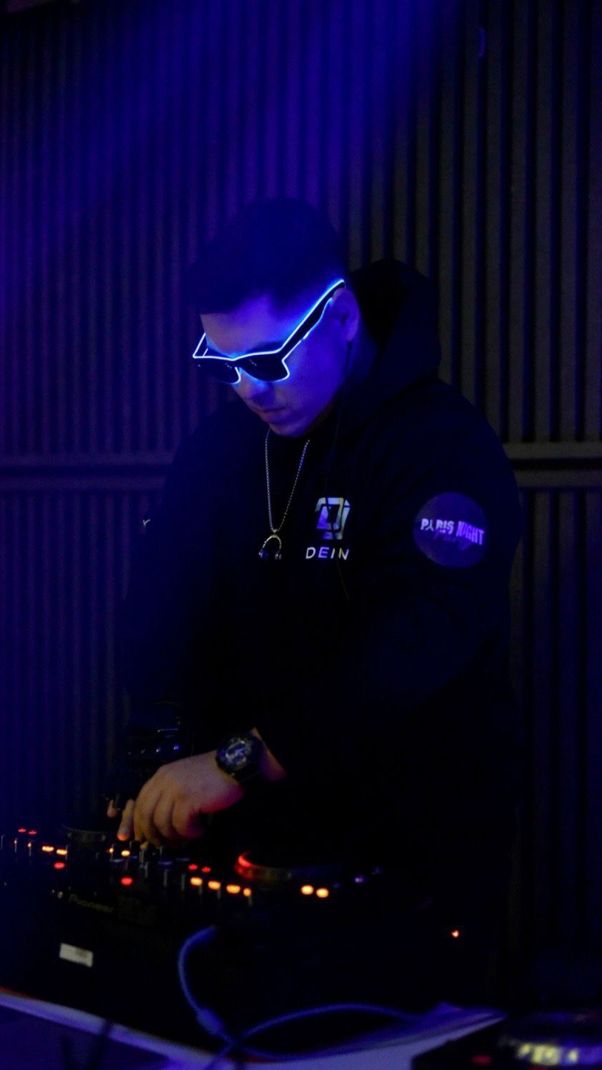 Ovo sigurno ne očekuju: U Elitu stiže pevač koji će podići Šimanovce na noge, a društvo mu će mu praviti ON (FOTO)