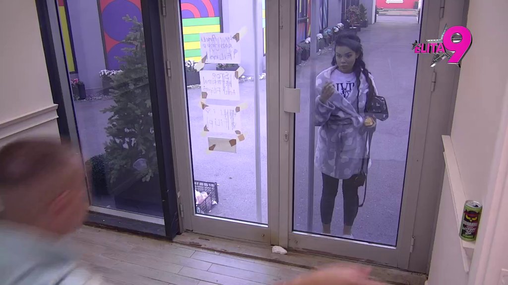 On piše, ona cepa! Anita uništila Dačine transparente, on pravi barikade: Boli vas Aneli i Filip (VIDEO)