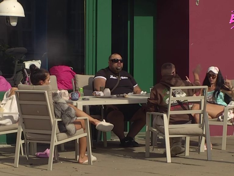 Da zatrudni, ne bi znala čije je dete: Dača i Poršelina razvezali jezik o Anelinom moralu, lete uvrede kao konfete na njen račun! (VIDEO)