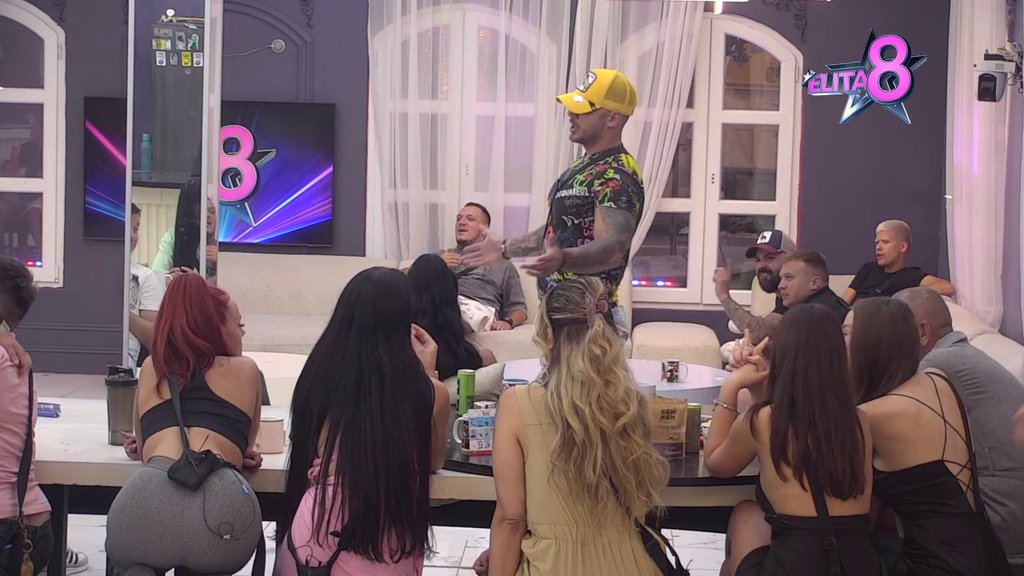 BLAM BLAMOVA! Stefanović ponosan jer je Sanja pokazala gole grudi Džordi, Jelena ih MATIRALA: Osuđuje devojke da su nemoralne zbog oblačenja, a ona dolazi na žurku kao PROSTITUTKA (VIDEO)