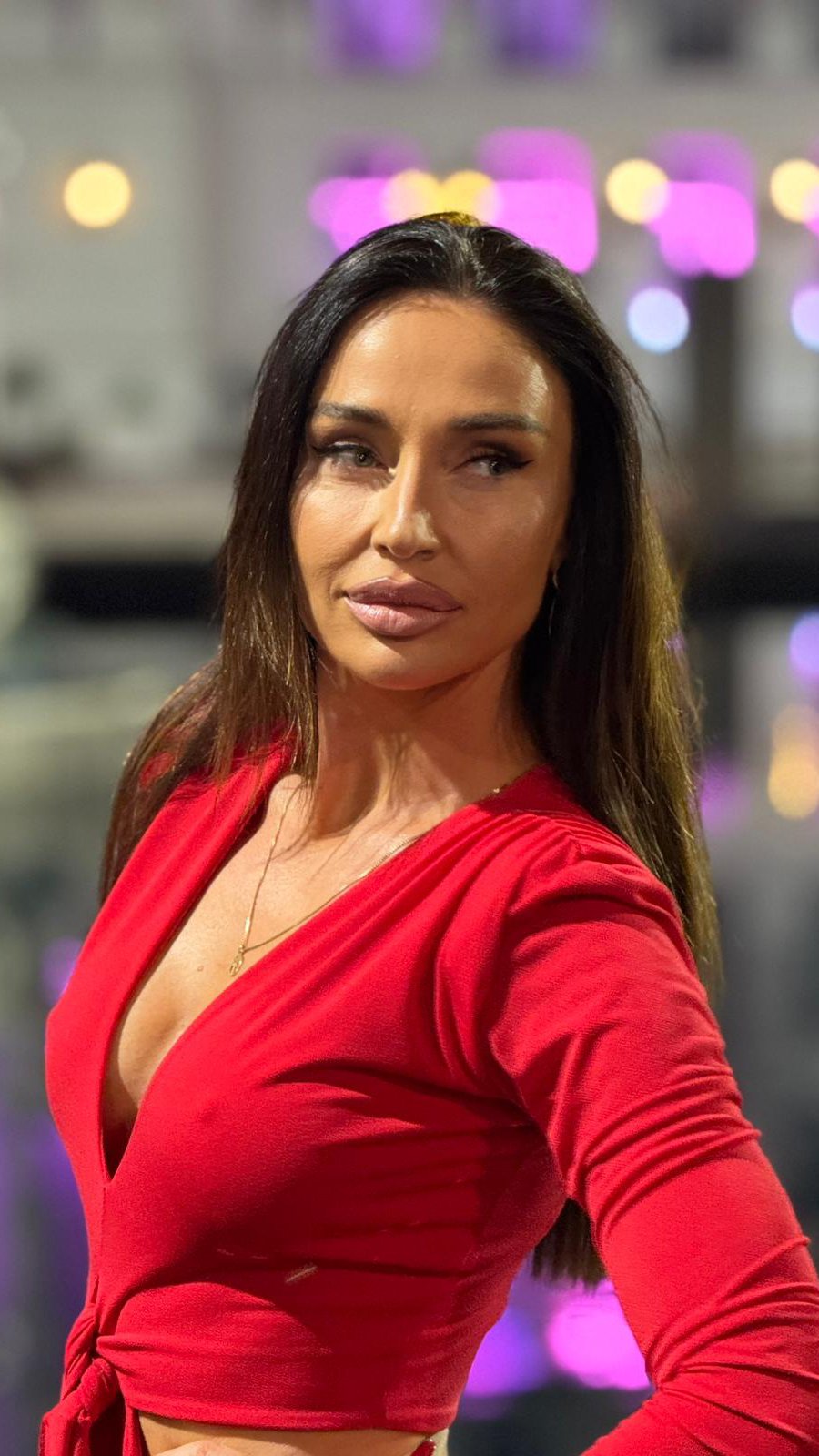 Katarina Živković stigla na žurku Elite 8, spremna da napravi potpuni LOM: Blista nakon POROĐAJA u pripijenoj, crvenoj haljini, a linija bolja nego ikad (FOTO)