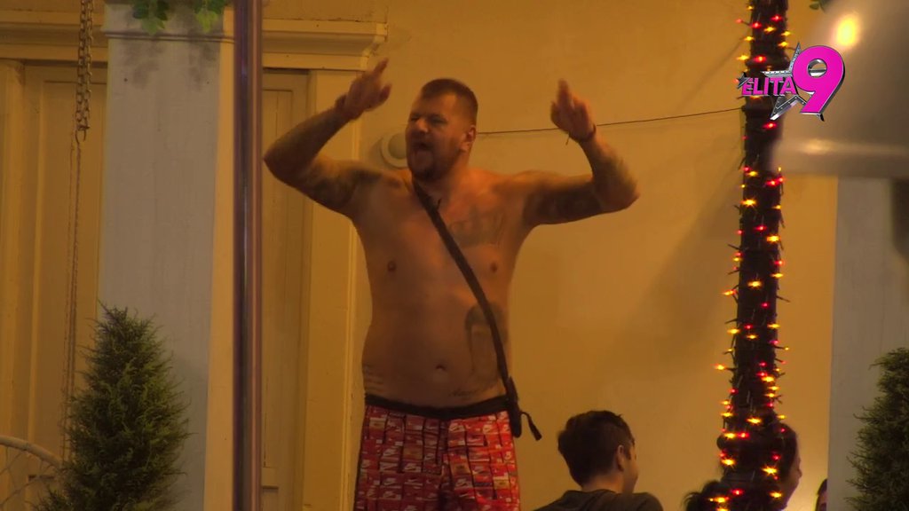 PONELA GA ATMOSFERA: Janjuš zapevao iz sveg glasa, emocije isplivale na površinu! (VIDEO)