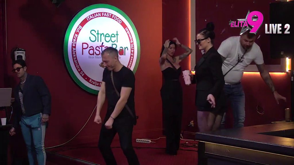 SATERANA U ĆOŠAK, DOSLOVNO! Janjuš odveo Vanju na stranu, kako bi joj objasnio kako stvari među njima stoje: ZALJUBLJEN SAM U TEBE! (VIDEO)