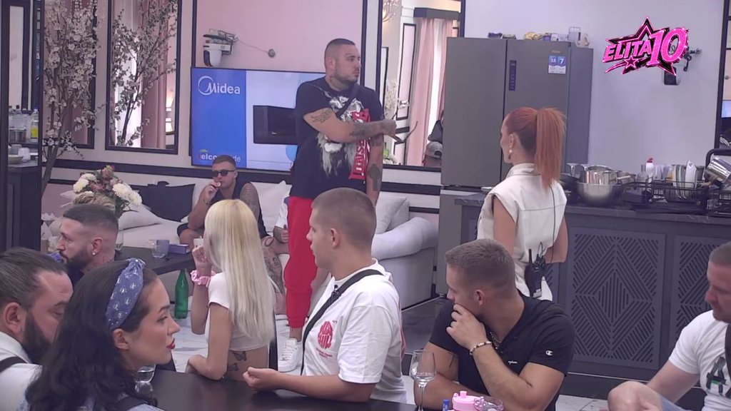 Dokaz crno na belo? Aneli odbila da pogleda u oči Filipa Cara i izdrži da se ne nasmeje! (VIDEO)