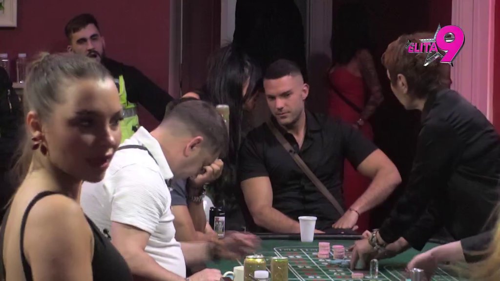 Apolon sa Zvezdare nikad direktniji! Stanija sela pored njega, on porastao kao kvasac, pa se bacio u akciju: Bolje je ovde, je l' da (VIDEO)