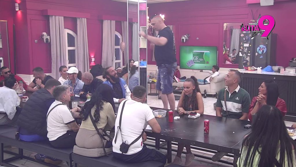 Ovo je ljudski šlajm! Sale Luks dočekao svojih pet minuta da urniše Bebicu i Teodoru: On je hrani dok je drugi ka*aju! Takmičari popadali od smeha (VIDEO)