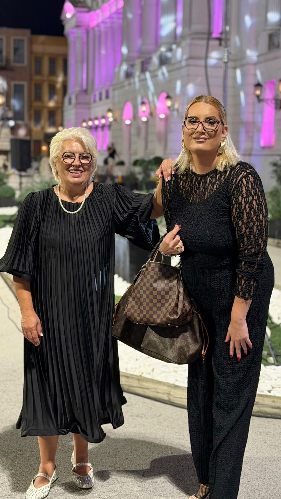 Trudna Anita i Luka će biti presrećni: Biljana Vujović i Tamara PR došle zajedno na superfinale, ne skidaju osmehe sa lica, a svi se pitaju gde je Baja! (FOTO)