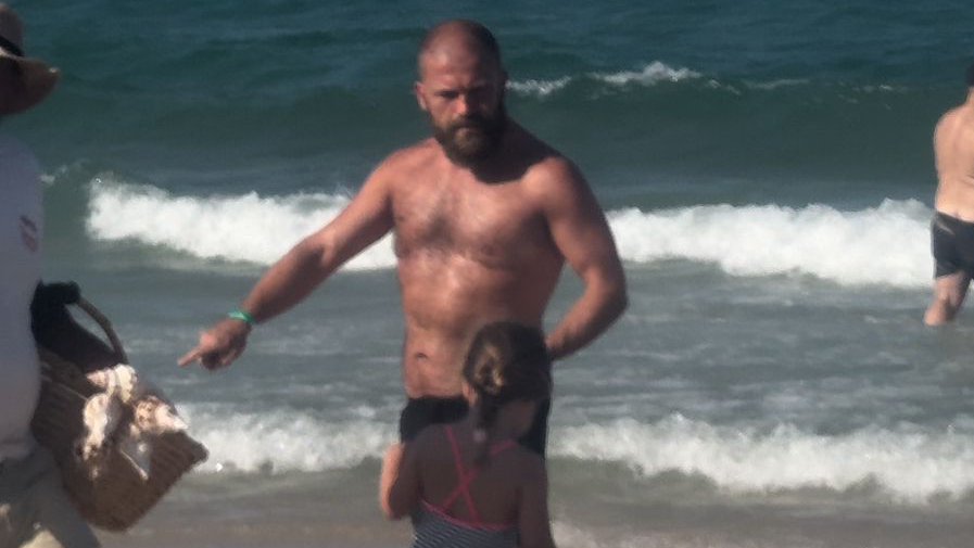 PINK.RS PAPARACO! Panda prvi put uslikan sa ćerkom: Voditelj ne odmara ni na odmoru, evo šta radi na plaži (FOTO+VIDEO)