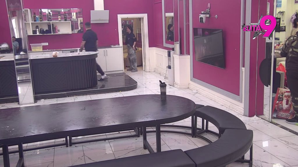 Da budeš pored Filipa... Asmin pitao Aneli da menjaju krevete, želi da se sa Majom povuče u tajni kutak, Ahmićka POBESNELA! (VIDEO)