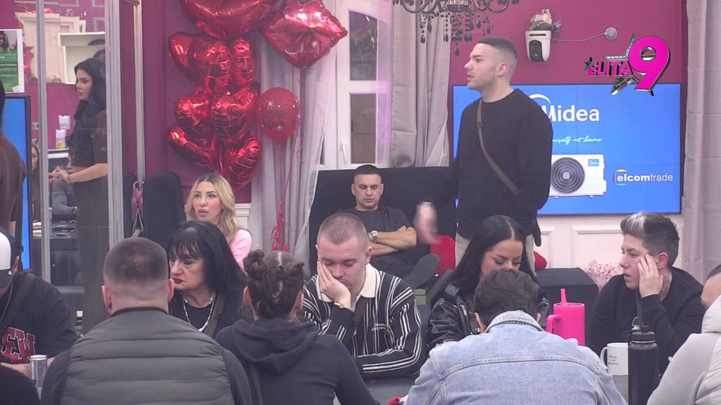 Anita besna jer nije spojena sa Anđelom?! Umalo napravila haos za stolom, Luka pokušava da je opere: Sve je stiglo, ona... (VIDEO)