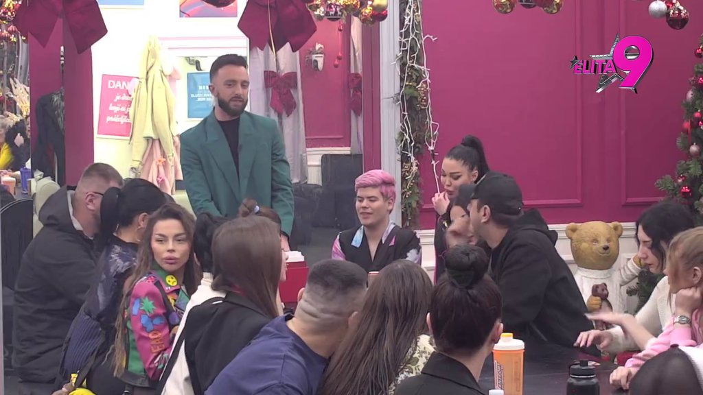 Popadale im vilice! Anđela kročila u Elitu, pa se obratila učesnicima: Želim vam svima srećnu novu godinu (VIDEO)