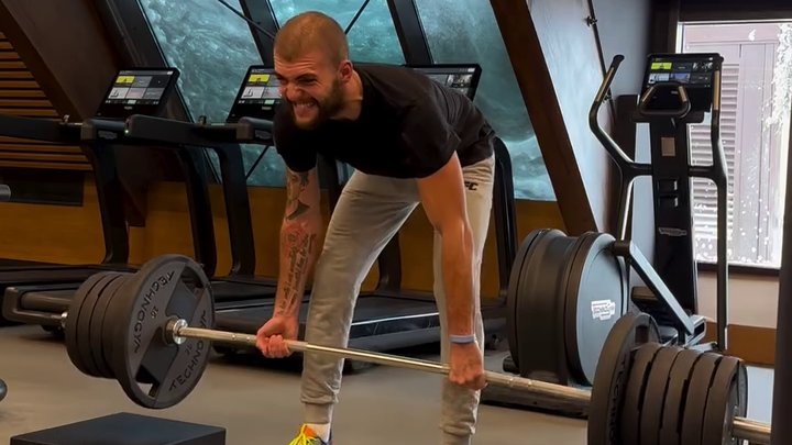 Cecin sin pokazao koliko je jak: Veljko Ražnatović diže 160 kg kao od šale, pogledajte snimak koji je zapalio mreže (VIDEO)