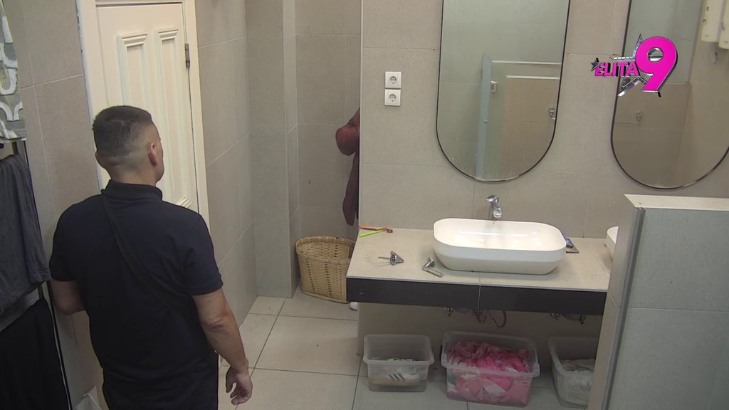 Ne zna gde će pre! Teodora nakon Đukića šaputala s Bebicom, pa kad je videla kamere odmah počela da ga tera (VIDEO)