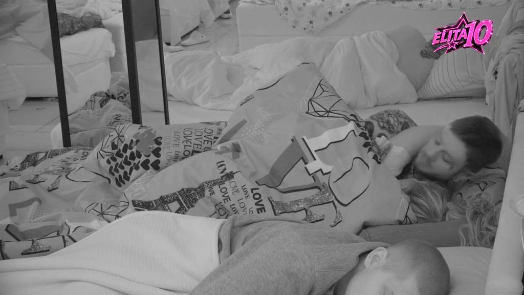 OVO NEMA NI NA FILMU: Đukić završio VRELU AKCIJU sa Laurom, pa se ušuškao kraj ove takmičarke, pali i poljupci (VIDEO)
