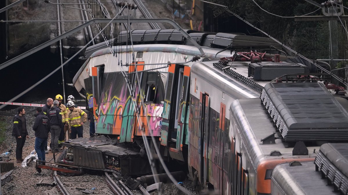 STRAVIČAN SUDAR VOZOVA U BRITANIJI: 30 vozila Hitne na terenu, sve železničke linije zatvorene (FOTO+VIDEO)