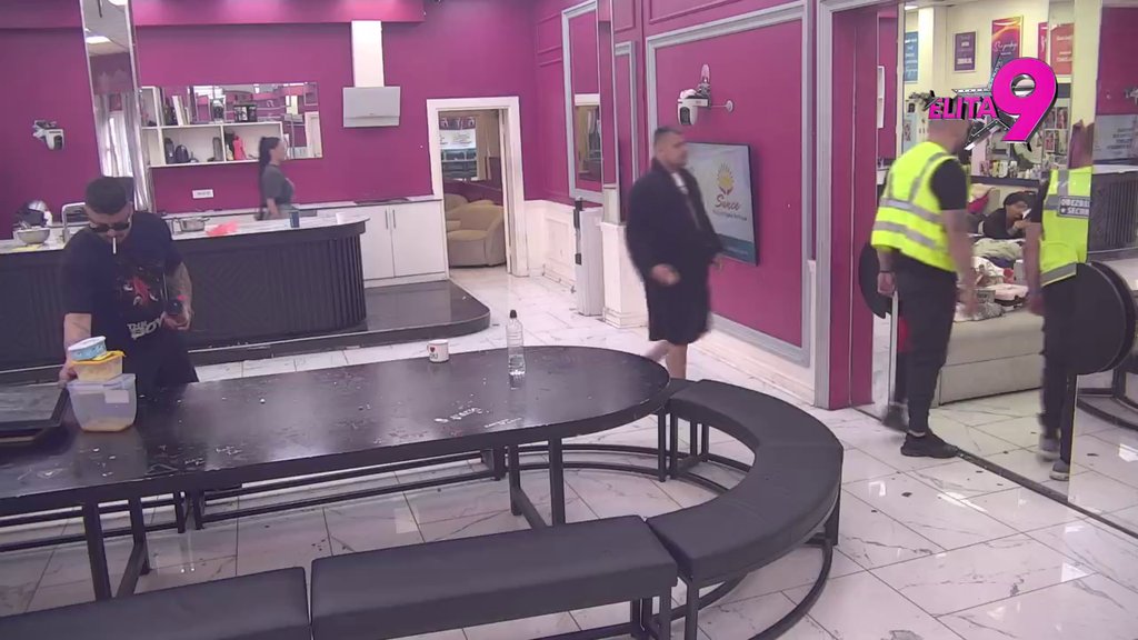 RATNO STANJE: Bora Santana ne prestaje da divlja! Boginji uništio sve što ima, psuje joj sve po redu i mrtvo i živo! (VIDEO)