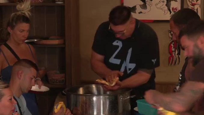 Nije za one sa slabim želucem: Evo kako Kristijan priprema pljeskavice za farmere (VIDEO)