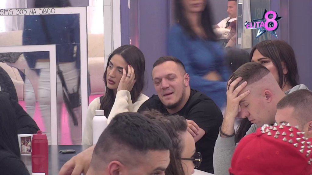 TI SI DVORSKA LUDA: Lepi Mića repetirao vređalicu, raspalio uvrede ka Gastozu, pa brutalno potkačio: BACIO SI ENU KAO PAKLU CIGARETA! (VIDEO)