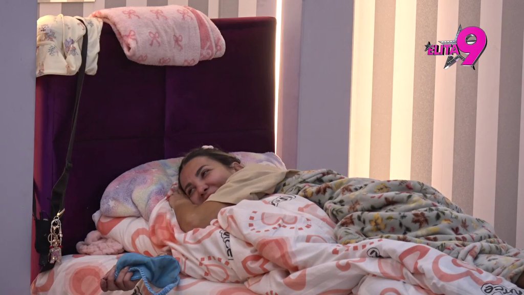 Gutaju se očima! Đukić probudio Aneli i uleteo joj u krevet, pa počeo da je moli za zagljaj! Ahmićeva ga otkačila s knedlom u grlu! (VIDEO)