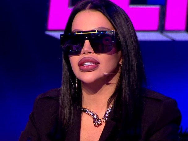 Pink.rs paparaco! Žana Omnia stigla u hram Svetog Save, evo ko joj je pravio društvo (FOTO)