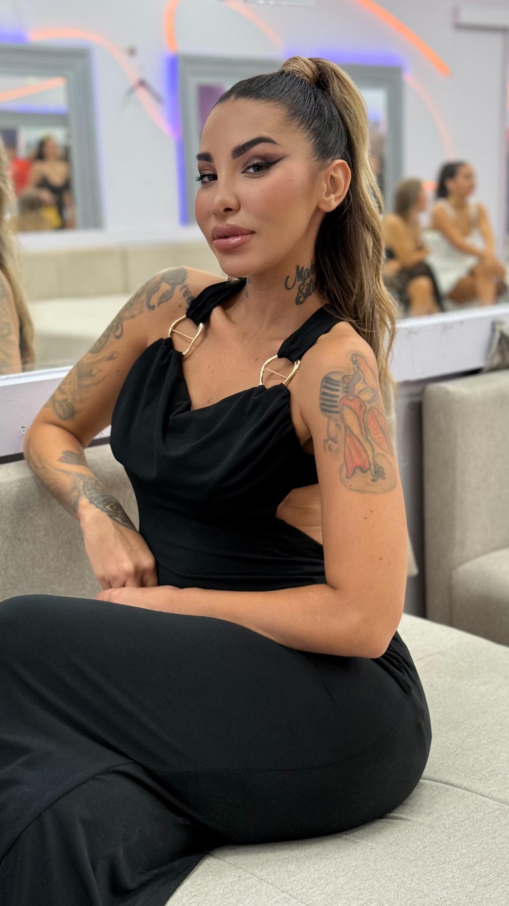 ČOVEK NE MOŽE DA ME ZABORAVI: Aneli istakla da je Asminova AHILOVA PETA, pa dala sud o tome što je Bajo obezbedio Sandri besnu mašinu i lično obezbeđenje! (VIDEO)