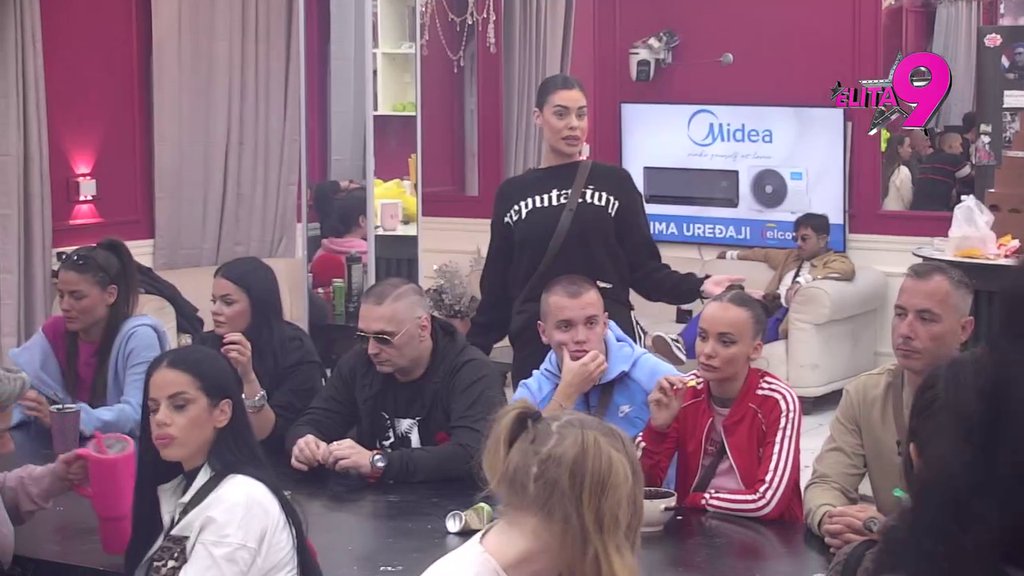 ONI PRAVE VOAJERE OD NAS! Stanija oplela po Asminu i Maji zbog intimnih odnosa: On peca žene na dete!  (VIDEO)