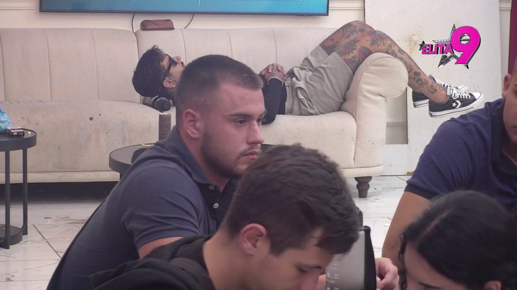 Ne smetaju mu vrele akcije sa njom: Viktor svim silama pokušava da se opere, Mina ponovo doživela nervni slom (VIDEO)