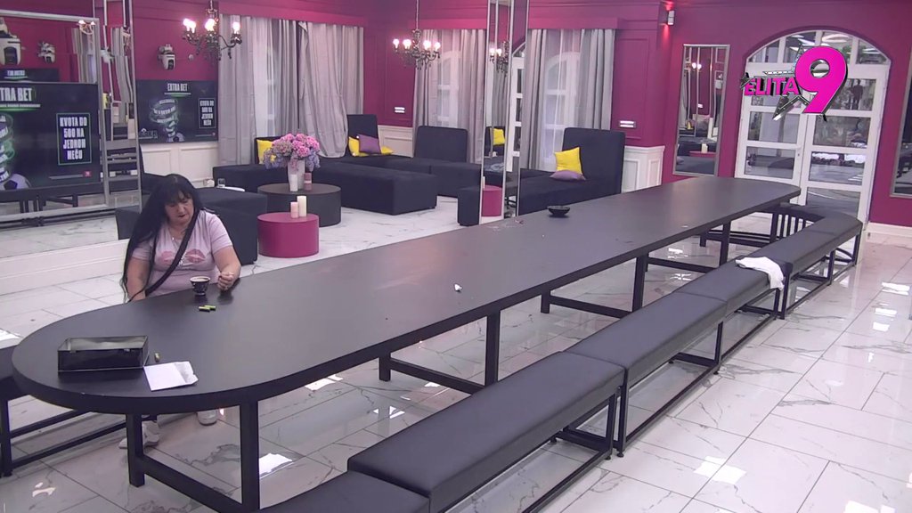 PIJE KAFU SA VELIKIM UŽIVANJEM! Milosava sačekala da se ukućani uspavaju, pa napravila sebi ugođaj za deset! (VIDEO)